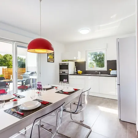 Elegant With Swimming Pool In Near Sea Villa *