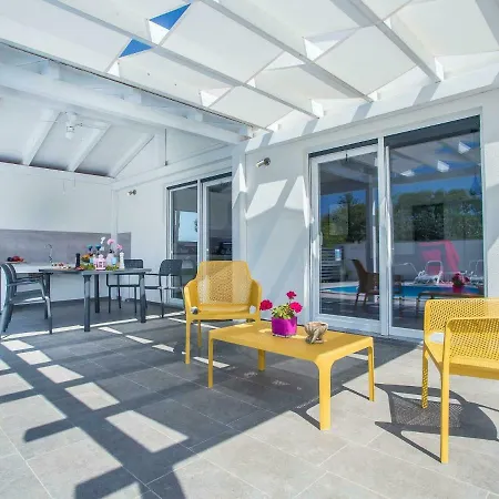 Elegant With Swimming Pool In Near Sea Villa Pula