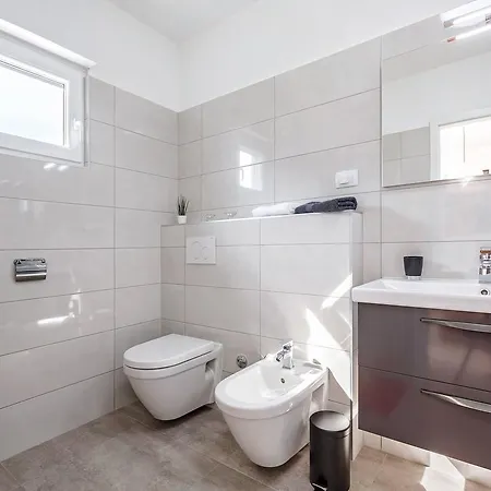 Villa Elegant With Swimming Pool In Near Sea Pula