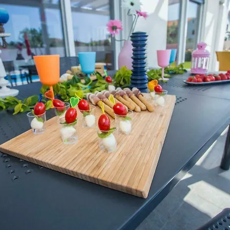 Villa Elegant With Swimming Pool In Near Sea Pula