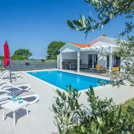 Villa Elegant With Swimming Pool In Near Sea