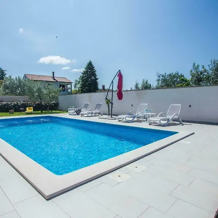 Elegant With Swimming Pool In Near Sea Pula