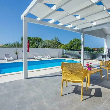 Elegant With Swimming Pool In Near Sea Pula