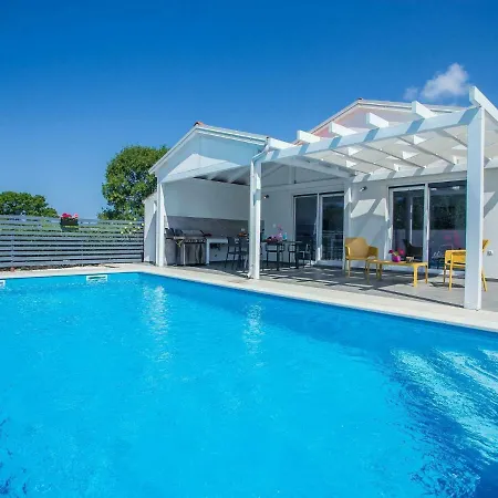 Elegant With Swimming Pool In Near Sea Villa *