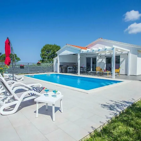 Elegant With Swimming Pool In Near Sea Villa Pula
