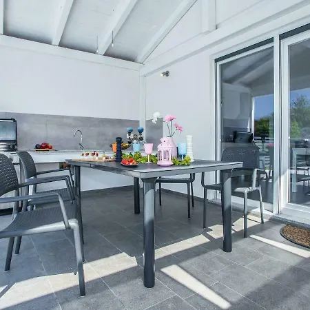 Elegant With Swimming Pool In Near Sea Villa Pula