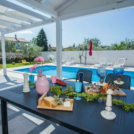 Elegant With Swimming Pool In Near Sea Villa Pula